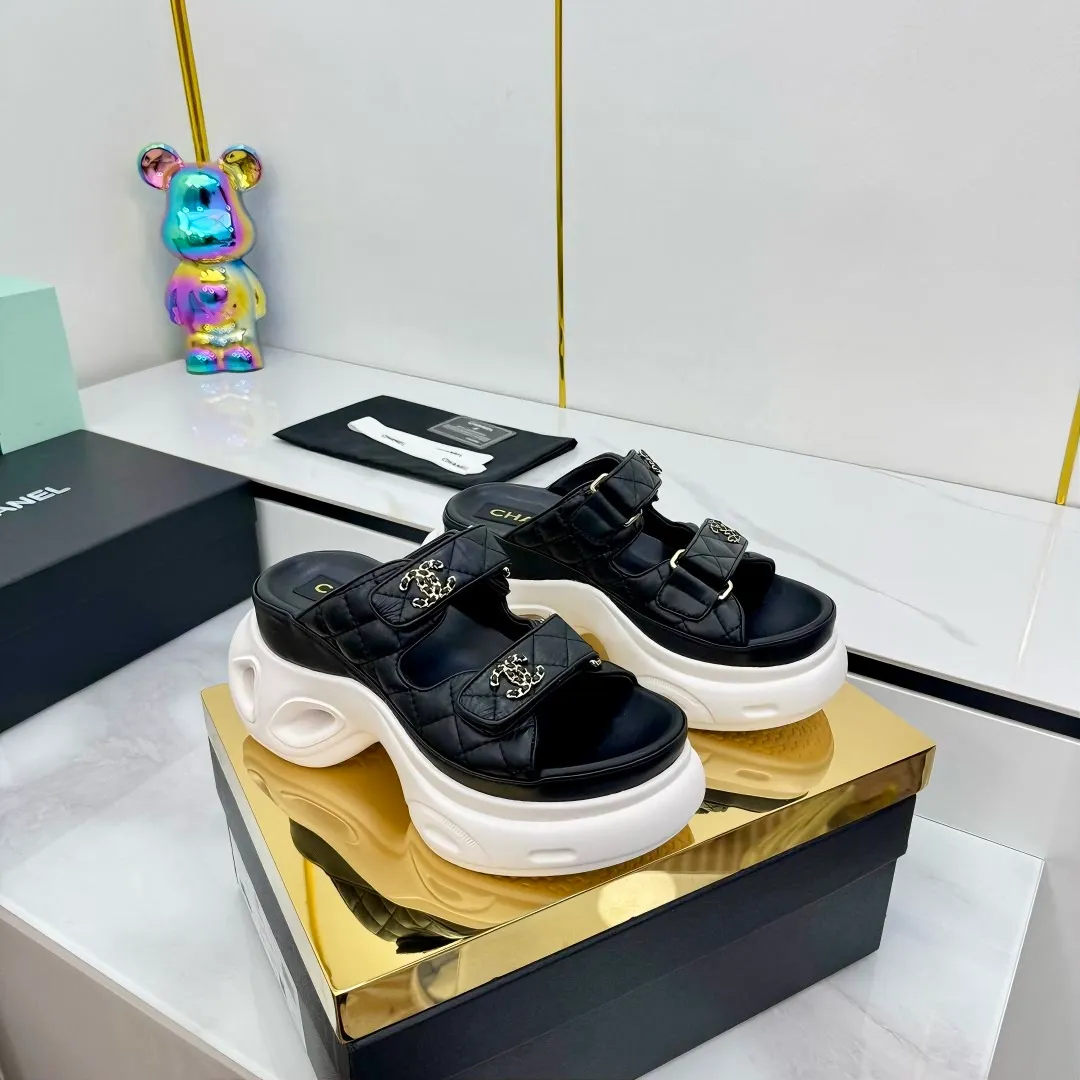 👟👟Ex-factory price 680👟👟 Top version... Chanel｜Chanel Xiaoxiang Velcro Beach Slippers Slippers Casual Beach Shoes 25ss Spring and Summer New Style! Beach shoes are a hit all over the internet! The latest model from the counter, I am still willing to buy it on my feet. It must be ranked among the most popular models. It is invincible in all seasons. Various bloggers and Internet celebrities can see the matching styles. Highly recommended. Pearlescent sheepskin upper, sheepskin lining, suede for feet. Original open-molded TPU outsole size: 35-40 (customized for 40 and 41). Full set of original packaging 👉 👉 👉 👉 👉